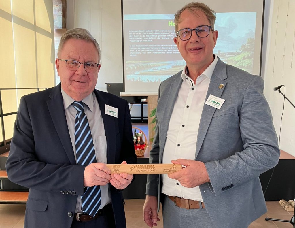 Staffelstabübergabe durch den Bürgermeister von Amt Creuzburg, Rainer Lämmerhirt, an Blieskastels Bürgermeister Bernd Hertzler (rechts). Foto: © KOLLAXO Markt und Medien GmbH.