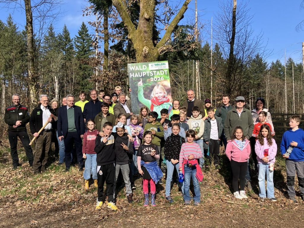 Nach erfolgreicher Pflanzaktion stellten sich die Kinder der Grundschule Kirchberg-Schlossberg zum Gruppenfoto auf. Foto: (c) KOLLAXO Markt und Medien GmbH.